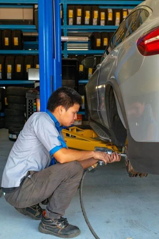 Replace old tyres with new car tyres at Abu Dhabi Tyre workshop